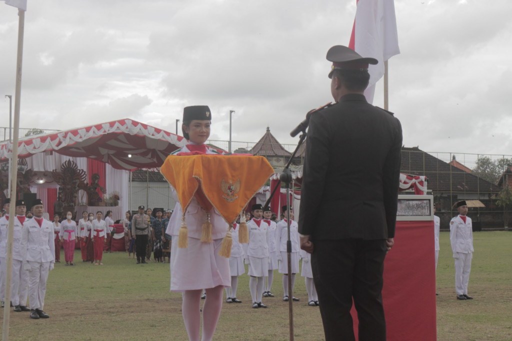 Upacara Penurunan Bendera Dalam Rangka Peringatan Hari Ulang Tahun ...